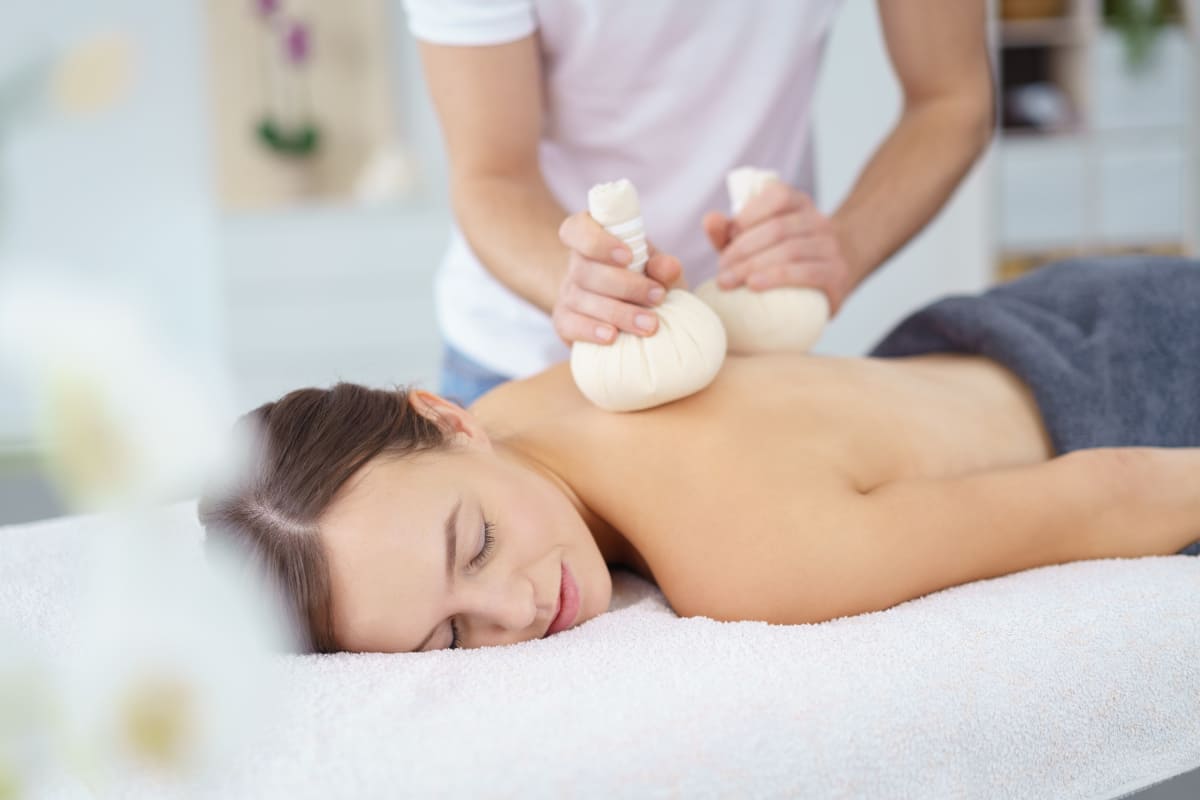 thai massage willich kraeuterstempel massage adobestock 97748162